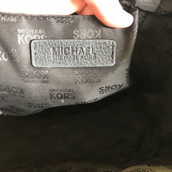 SOLD- Michael Kors large Hudson bag - Picture 4 of 8